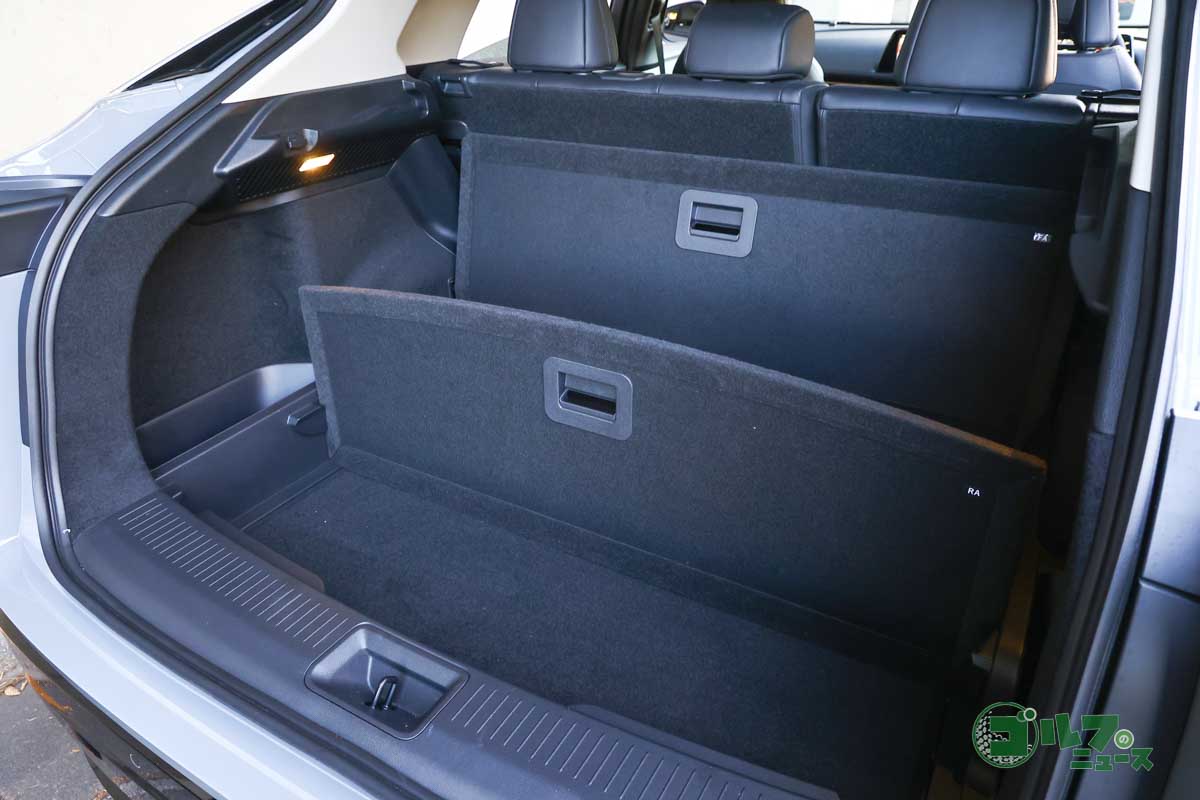 荷室のフロア下には容量66Lの収納スペースを備えている（2WD）