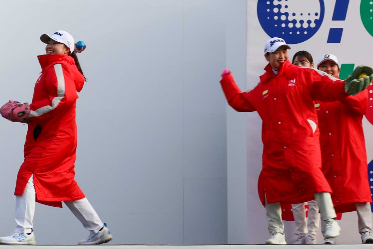 竹田麗央＆小祝さくらペアはサインボールをギャラリーに投げ込むサービス　写真：清流舎