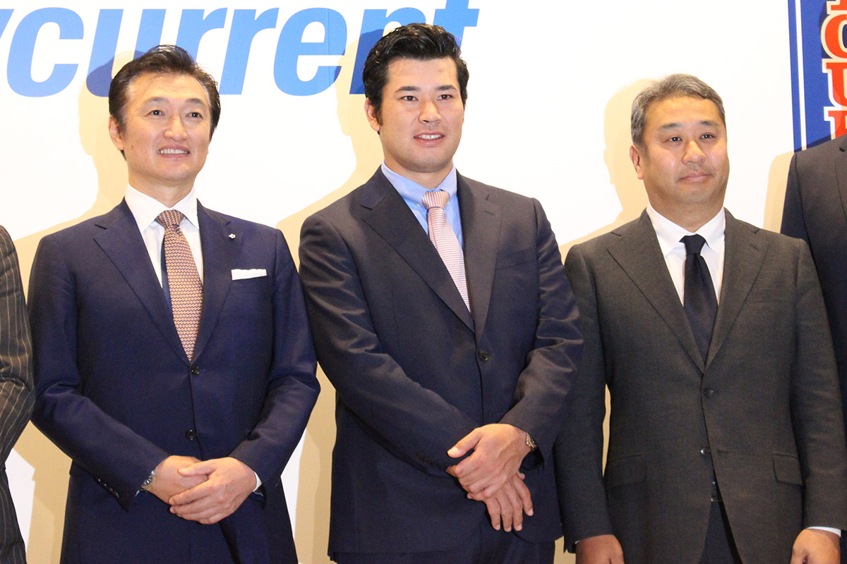 フォトセッションで笑みを浮かべる松山英樹（中央）