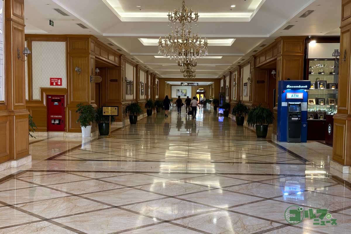 「ロンビエンゴルフコース」のクラブハウス。日本では考えられないような規模で様々なショップや施設が充実している