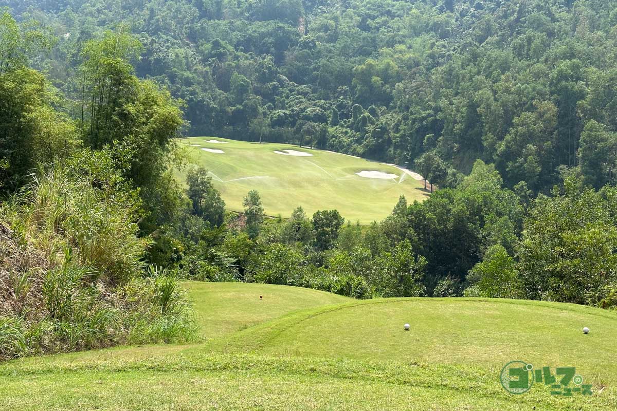 「ヒルトップバレーゴルフクラブ」　100ヤードの打ち下ろしホールがあるなど、ハノイ周辺では断トツのアップダウンを誇る。ティーイングエリアからの絶景が特徴