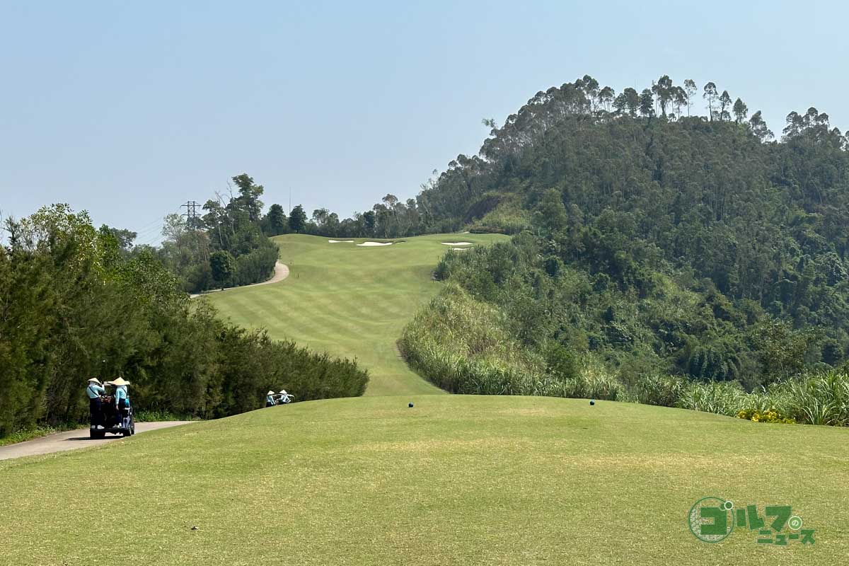 「ヒルトップバレーゴルフクラブ」　100ヤードの打ち下ろしホールがあるなど、ハノイ周辺では断トツのアップダウンを誇る。ティーイングエリアからの絶景が特徴