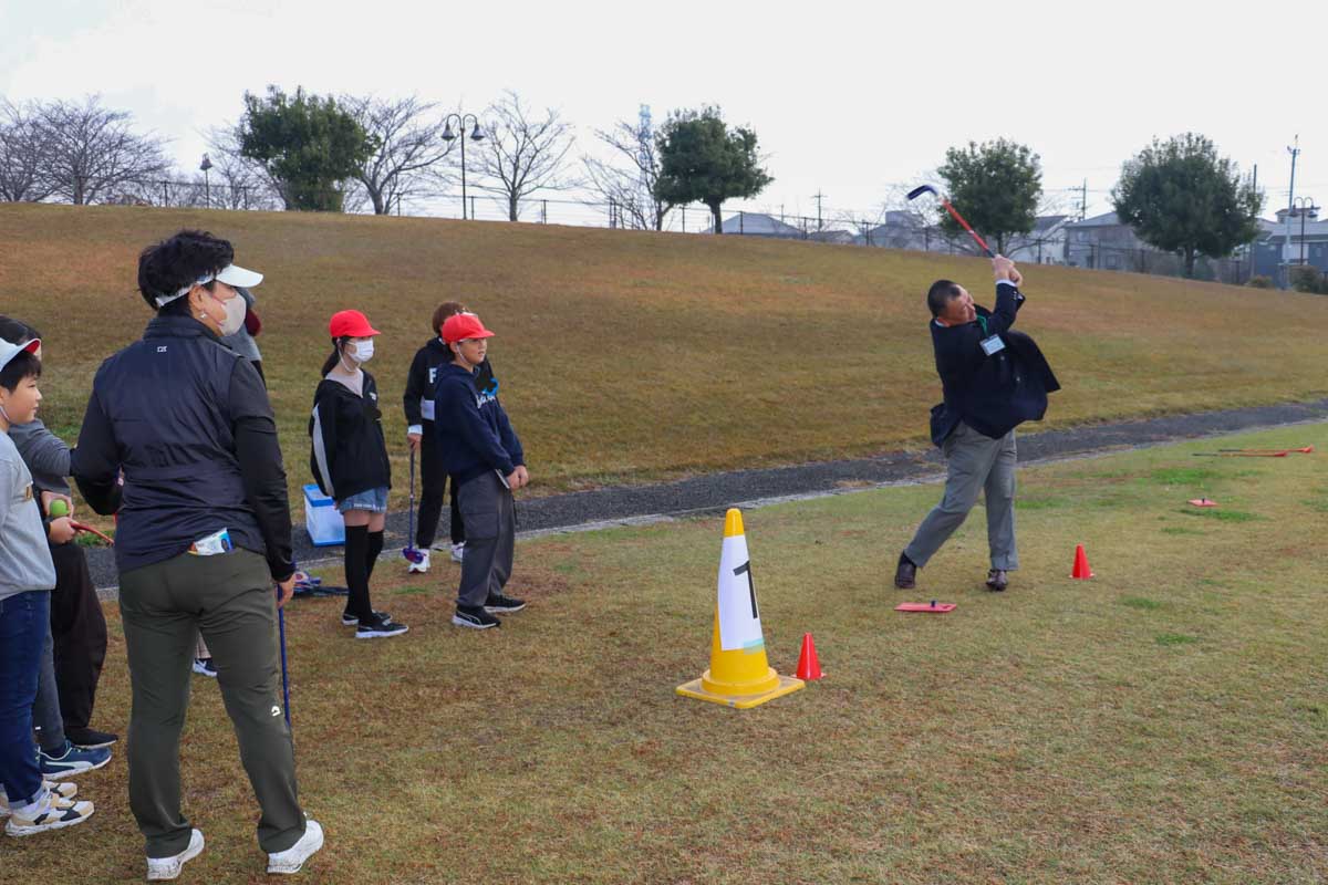 坂口校長も指導を受けナイスショット　写真：清流舎