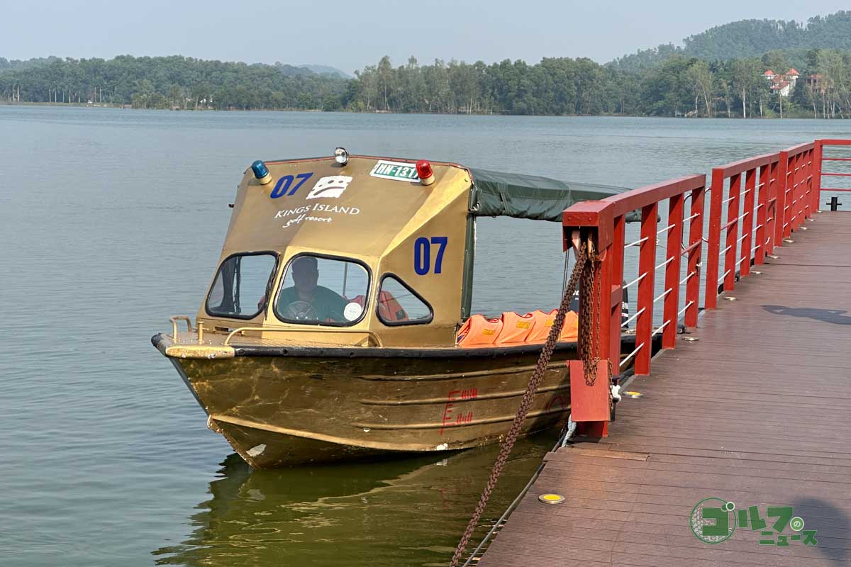 「BRG キンググスアランドゴルフリゾート」　J・ニクラス設計（キングスコース）を擁する54ホール。カートの乗り入れが可能で練習場も芝から打てる。ゴルフ場までは渡し船で移動する