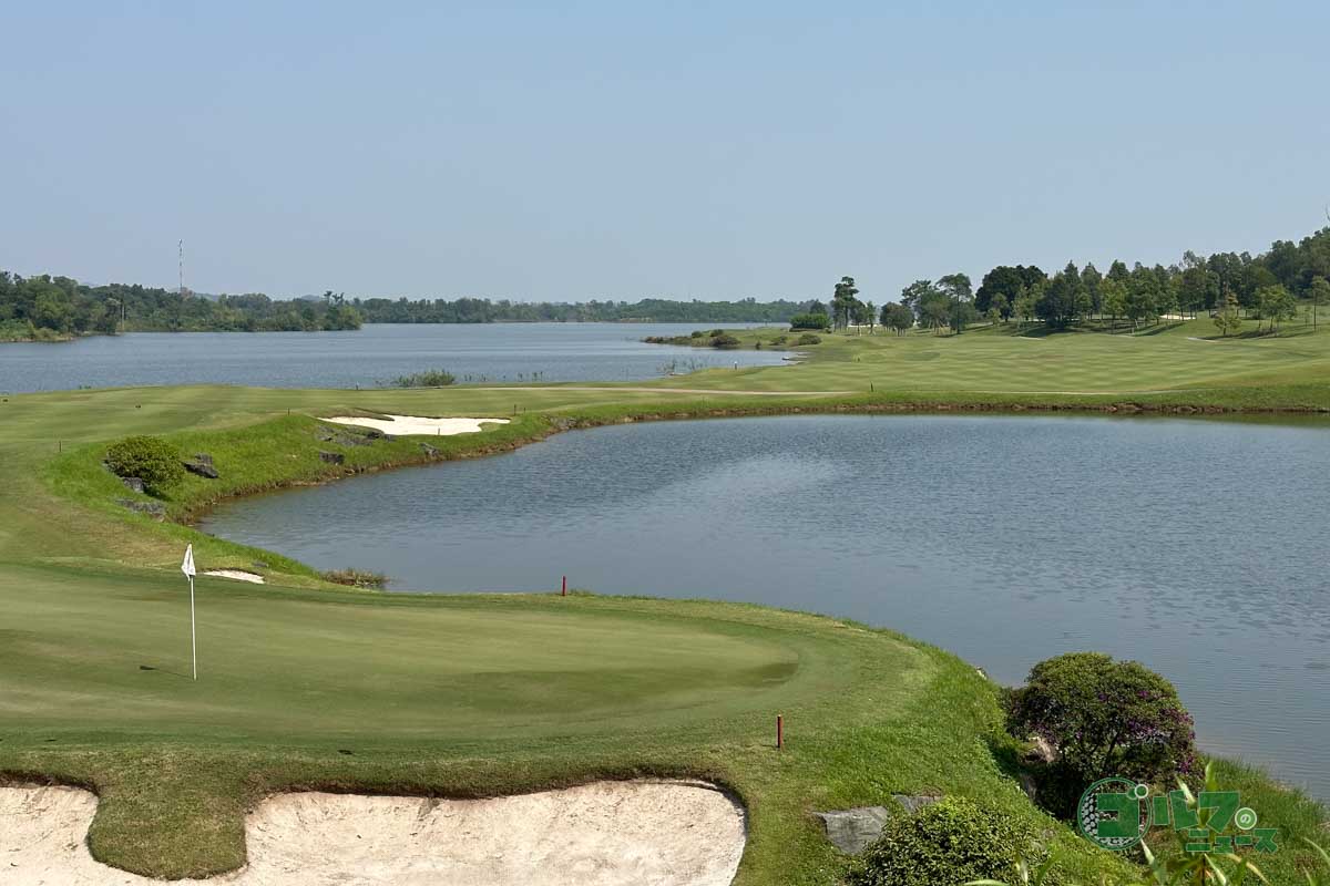 「BRG キンググスアランドゴルフリゾート」　J・ニクラス設計（キングスコース）を擁する54ホール。カートの乗り入れが可能で練習場も芝から打てる。ゴルフ場までは渡し船で移動する