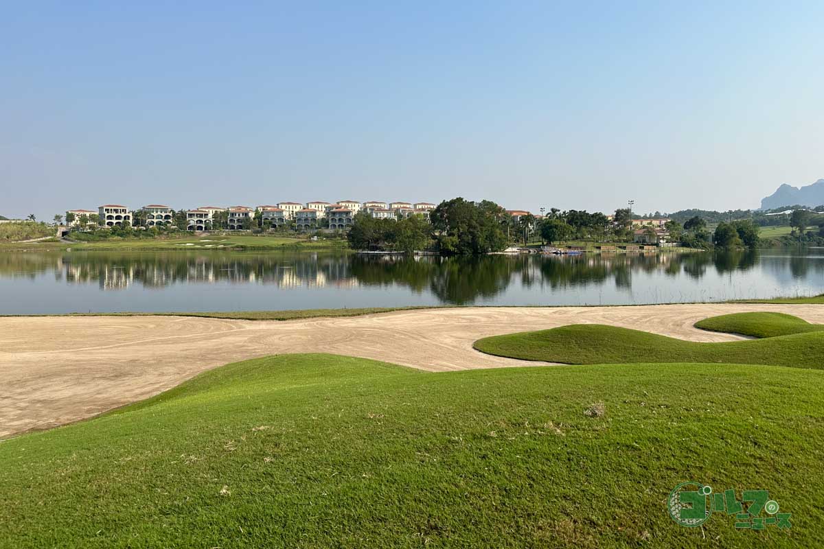 「スカイレイクリゾート＆ゴルフクラブ」　メンバーオンリーの18ホールを含む36ホールのゴルフ場。フェアウェイのうねりが特徴で難しいと評判