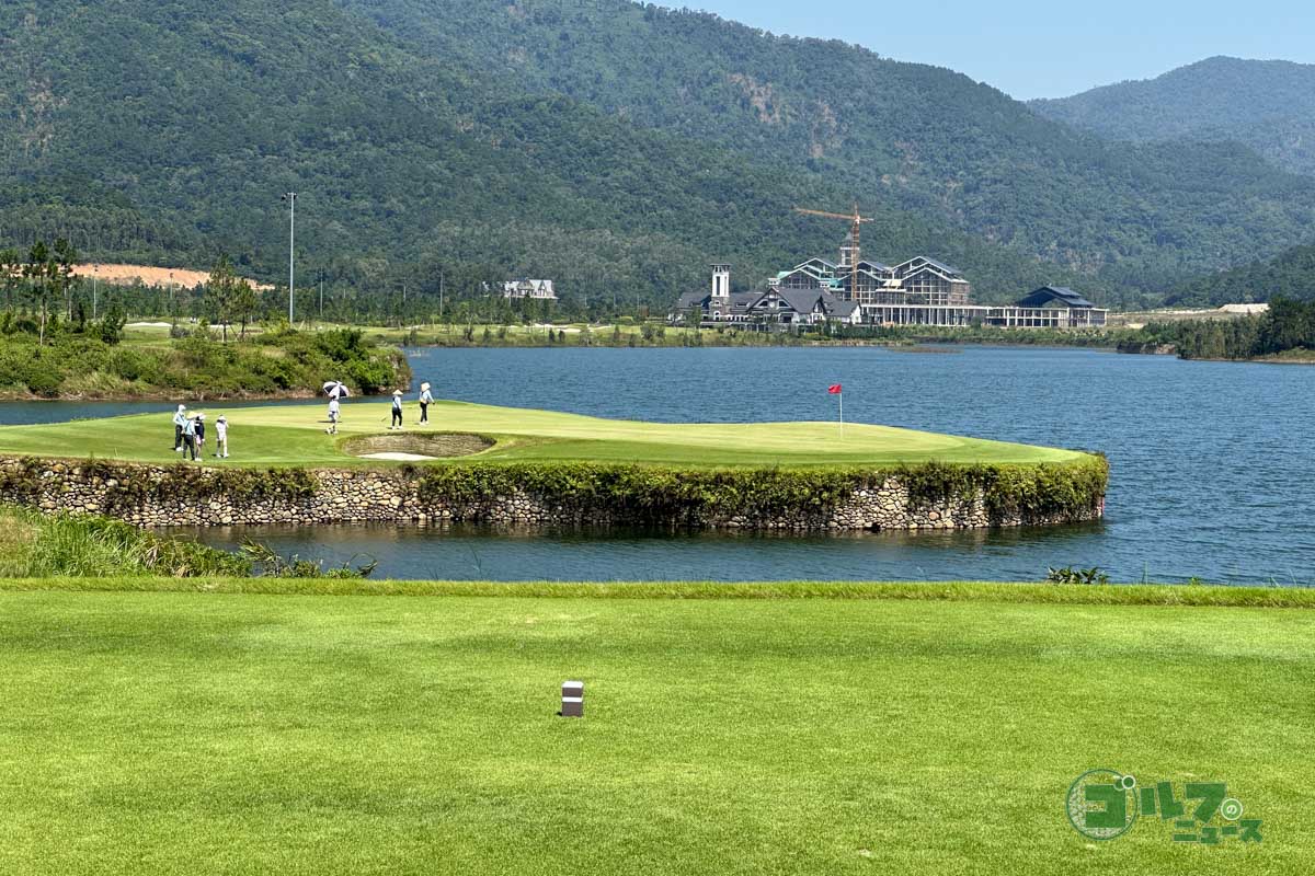 「タンランゴルフクラブ」　2021年開場の超豪華な18ホールのゴルフ場。コースメンテナンスもよく、レベルを問わず楽しめる設計。練習場は芝から打うことができる