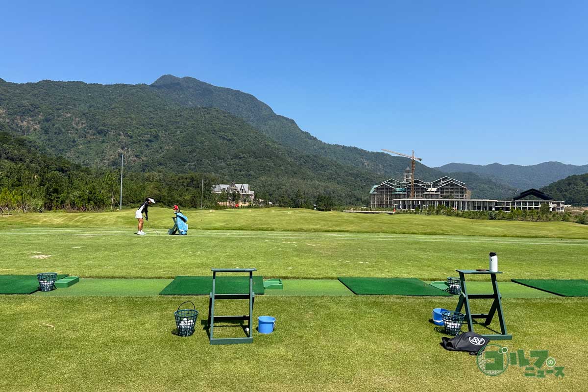 「タンランゴルフクラブ」　2021年開場の超豪華な18ホールのゴルフ場。コースメンテナンスもよく、レベルを問わず楽しめる設計。練習場は芝から打うことができる