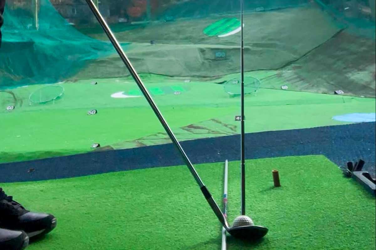 フェースを開いて構えると右に飛んでしまいそうという錯覚を生むが、実際はフェース面は目標方向を向いている