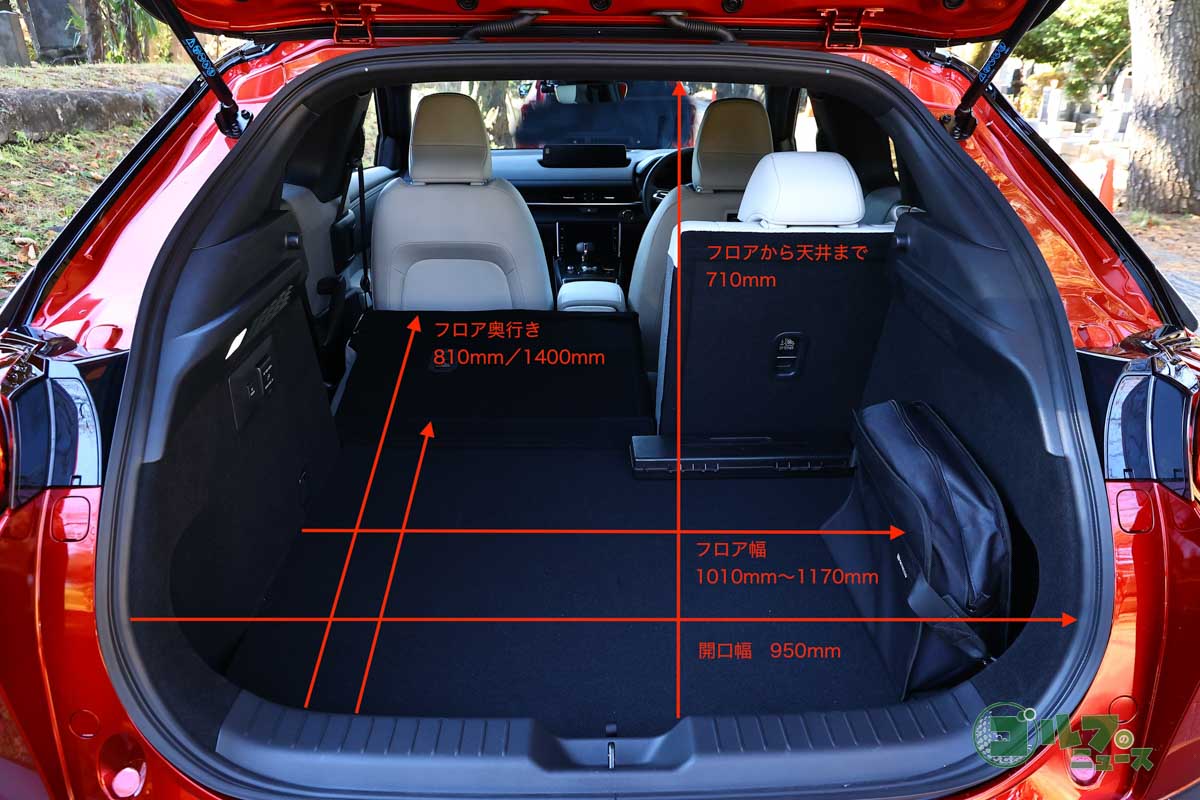 後席の背もたれを倒した際の荷室フロアと段差が少ないのでゴルフバッグを積み込みやすい