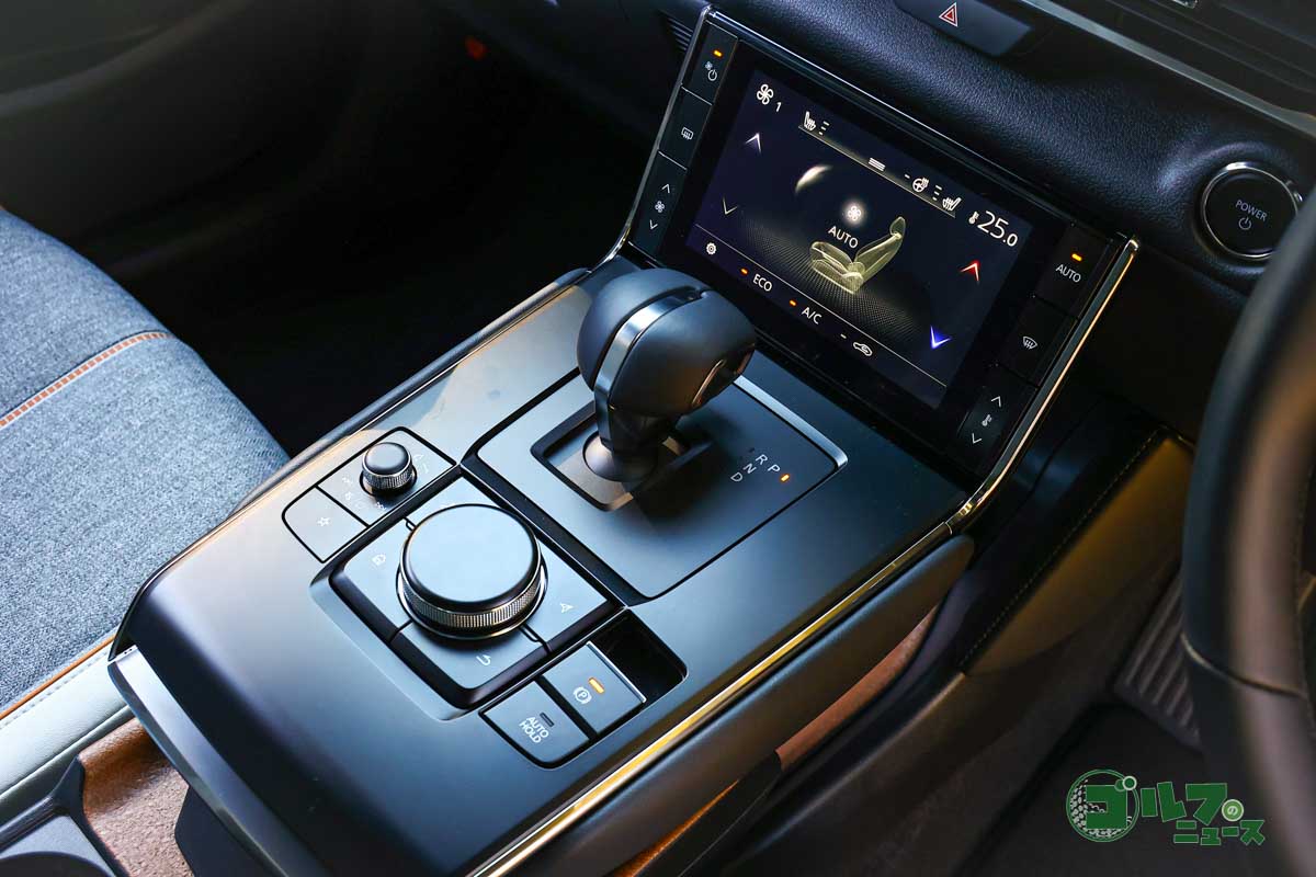 ナビのコントローラーやシフターを最適な位置にレイアウトしたフローティングコンソール