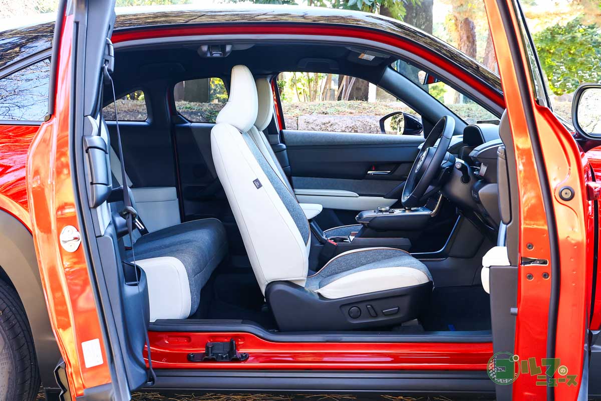 センターピラーがない「フリースタイルドア」は移動することなく前後ドアを開閉できる