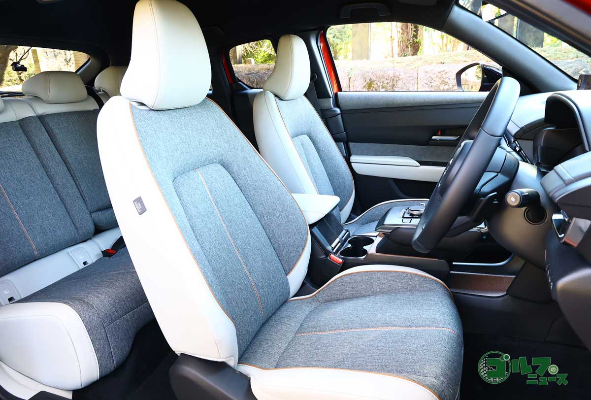 車体の動きに連動して安定した姿勢を保つことができるシートは座り心地も上々