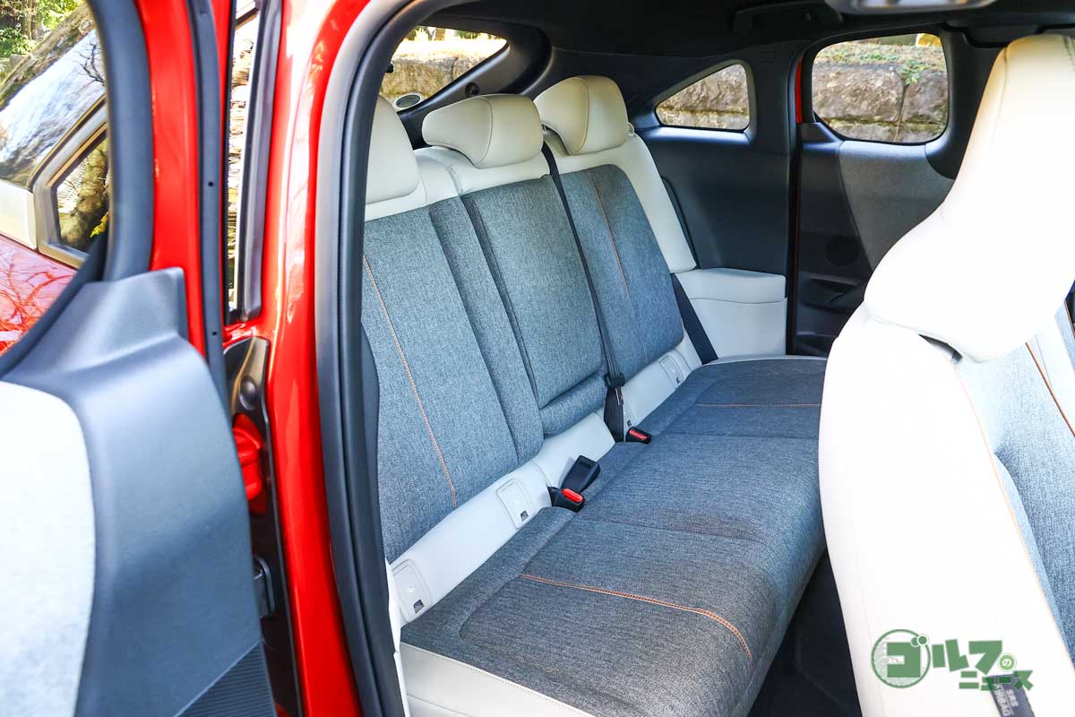後席は大人が座るとややタイトな印象。「フリースタイルドア」のおかげで乗降性はまずまず