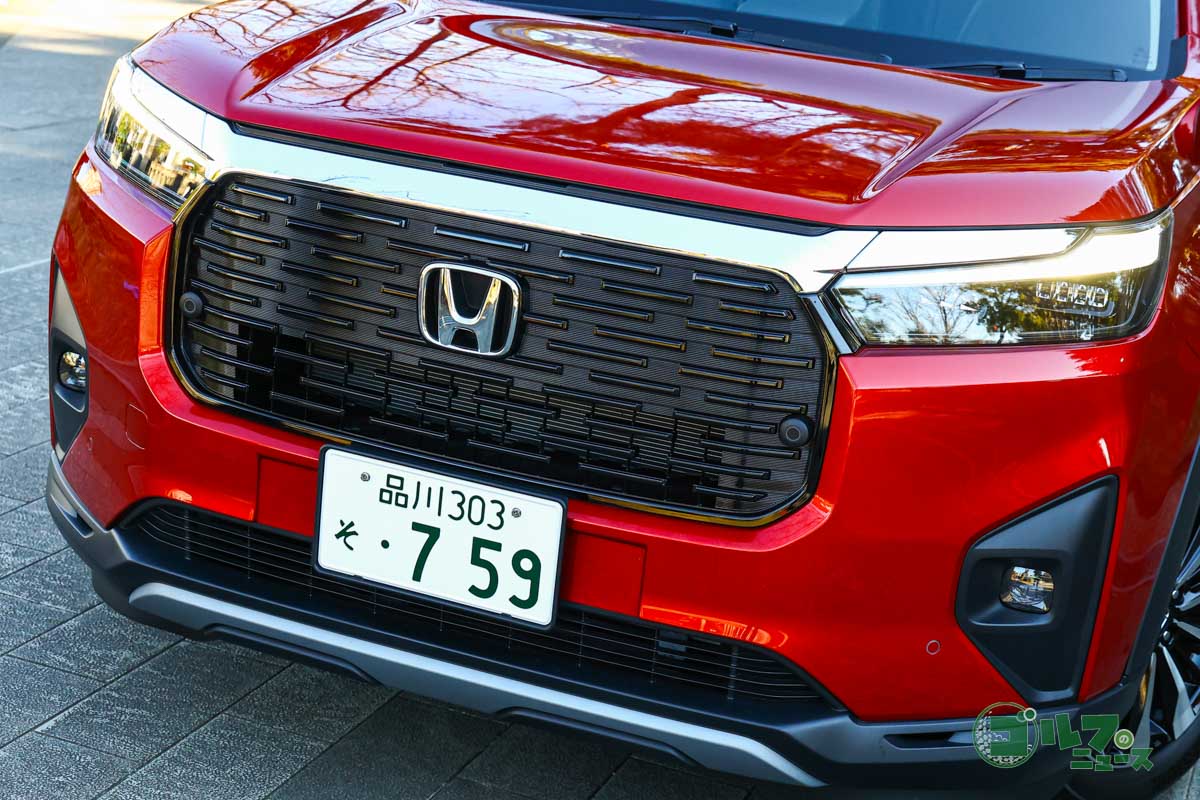特徴的なフロントノーズは力強さをアピールしながら車幅感覚を把握しやすくしている