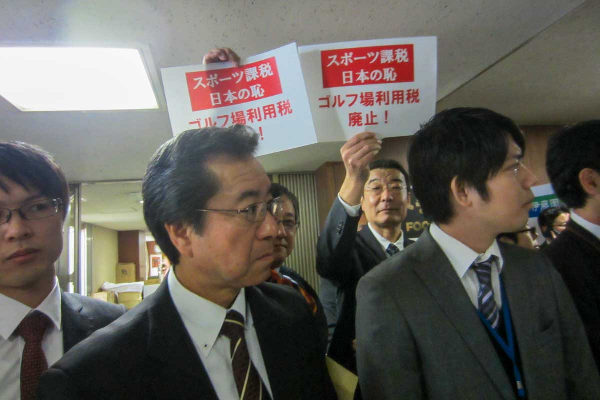 自民党税制調査会が行われる会議室前でせめぎ合うゴルフ場利用税の撤廃派と堅持派（2016年12月）　写真：清流舎