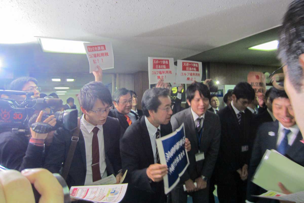 自民党税制調査会が行われる会議室前でせめぎ合うゴルフ場利用税の撤廃派と堅持派（2016年12月）　写真：清流舎