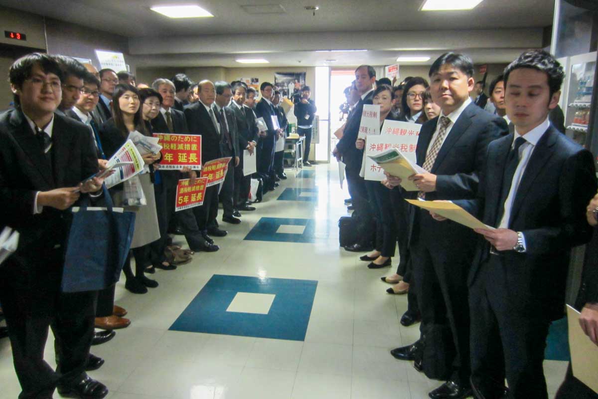 自民党税制調査会が行われる会議室前でせめぎ合うゴルフ場利用税の撤廃派と堅持派（2016年12月）　写真：清流舎