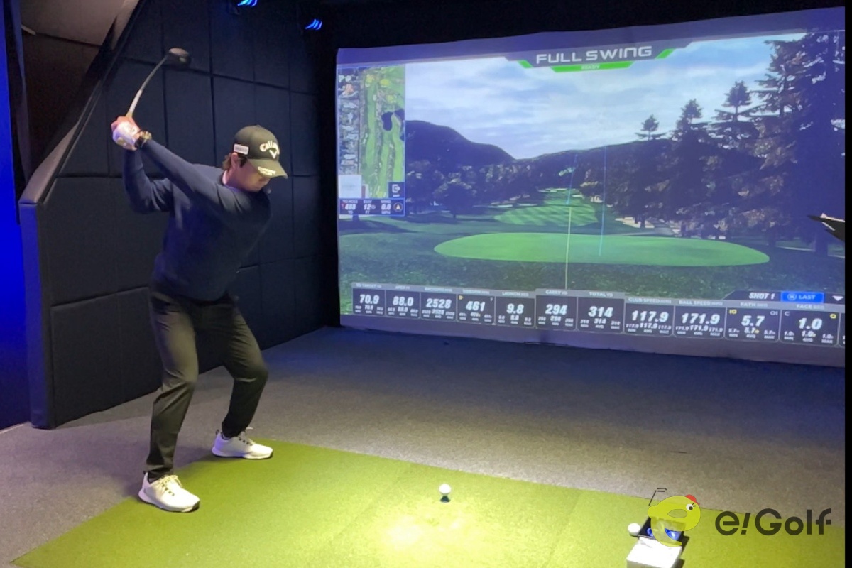 石川遼が実際にフェアウェイキープチャレンジをデモンストレーションする様子