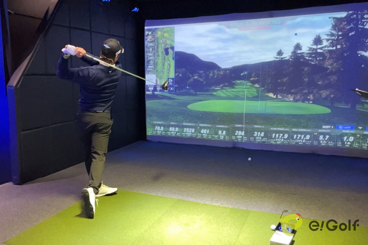 石川遼が実際にフェアウェイキープチャレンジをデモンストレーションする様子