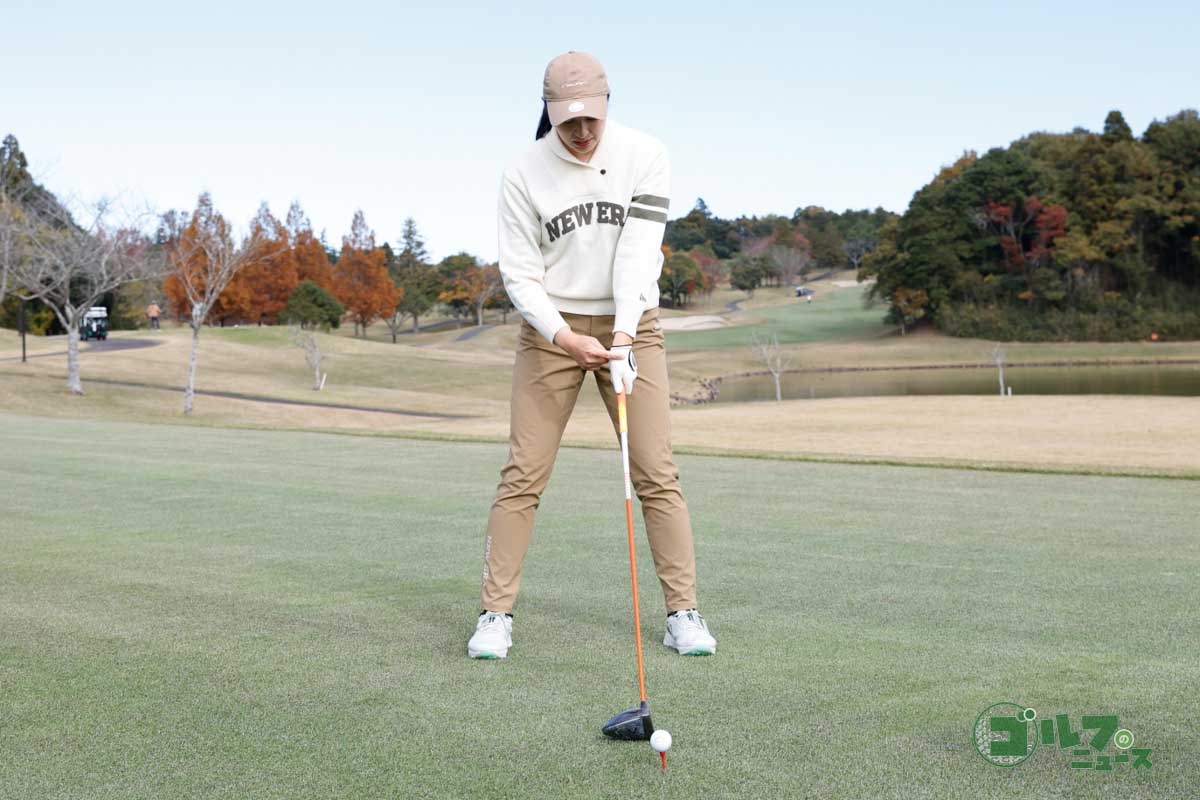 左腕と左手親指が一直線になるように握る