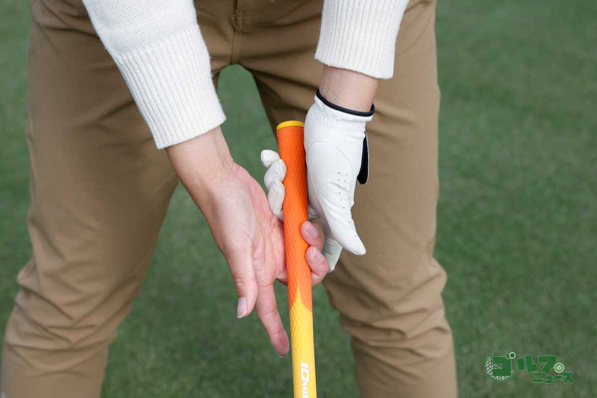 力を入れて握るのは左手の中指、薬指、小指の3本と右手の中指、薬指の2本のみ