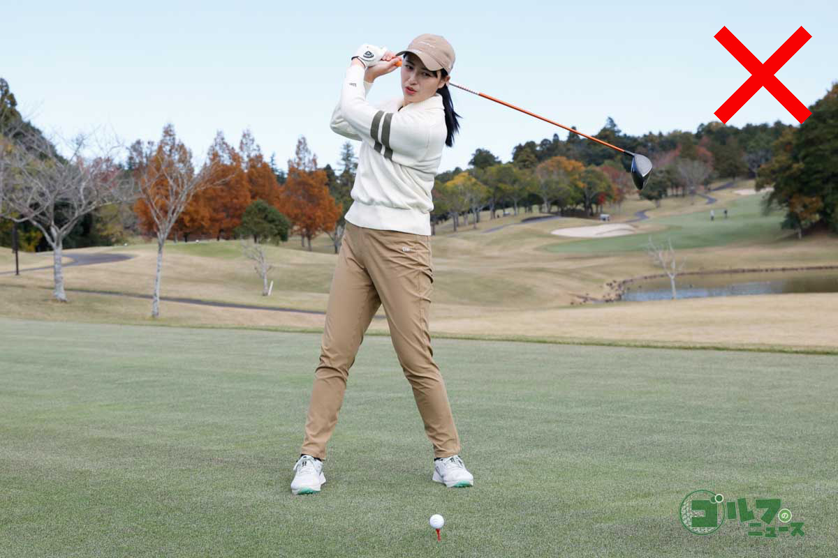 バックスイングで左腕を曲げたり、左足に体重が乗るほどクラブを上げるのはNG