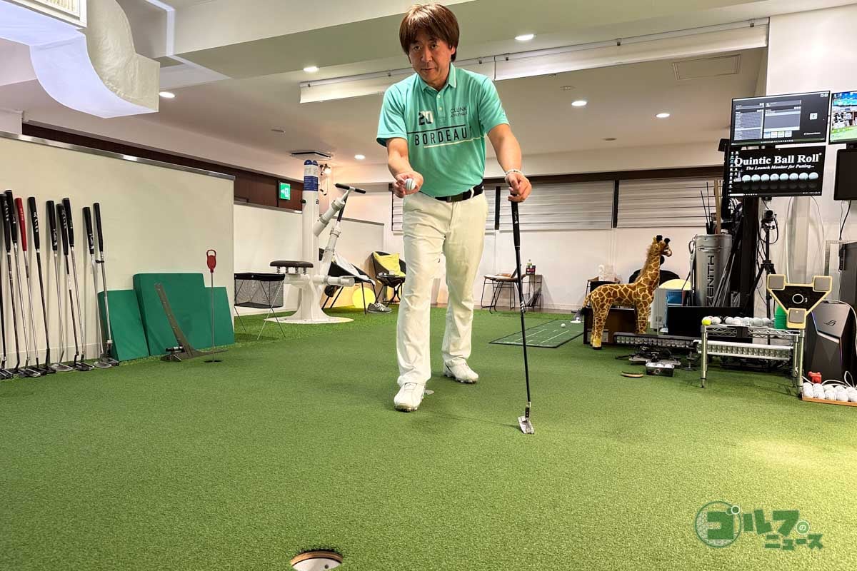 立ったままの姿勢でカップに対してボールのラインを合わせる
