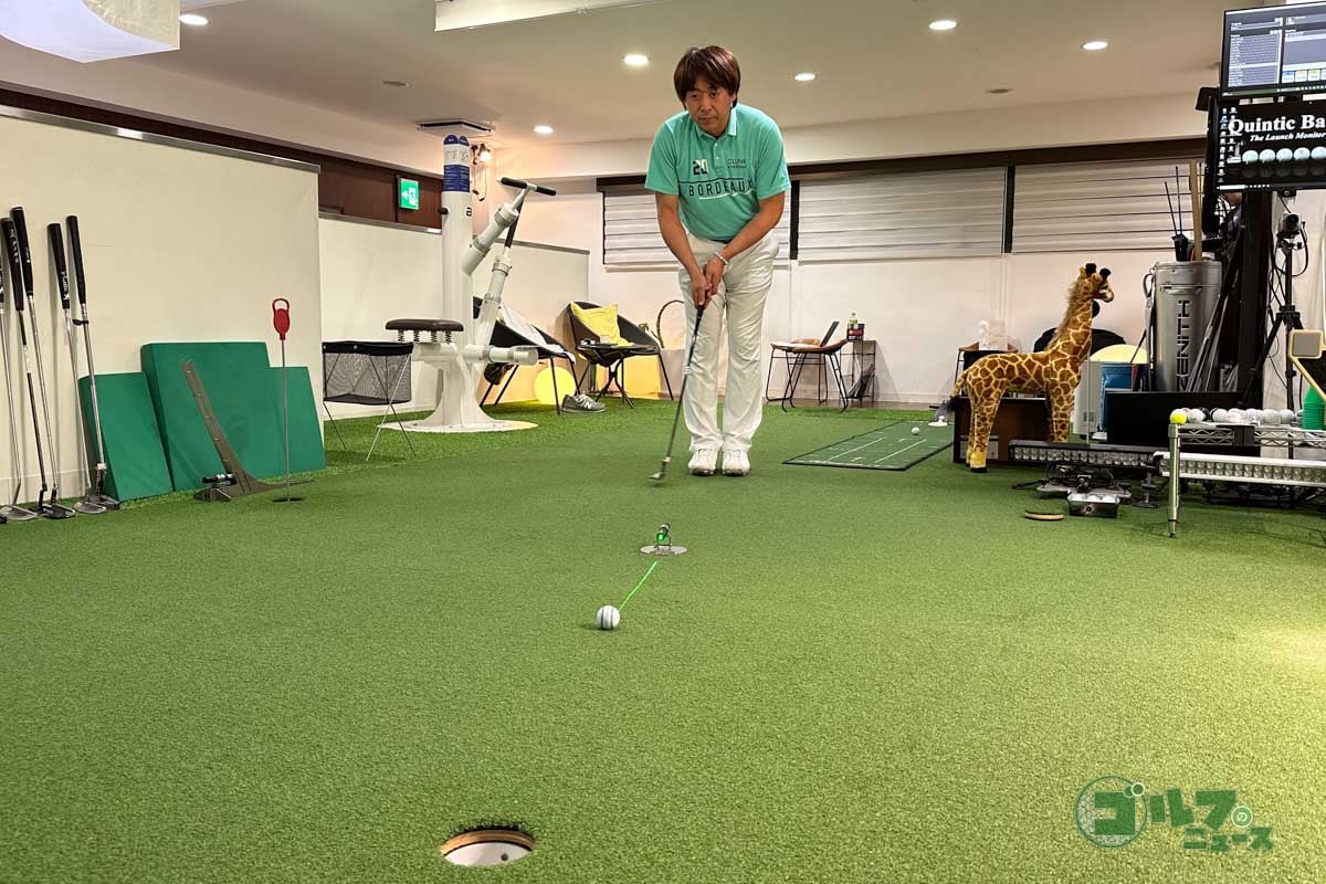 カップとボールの後方延長線上に立ち、距離感のイメージを出す