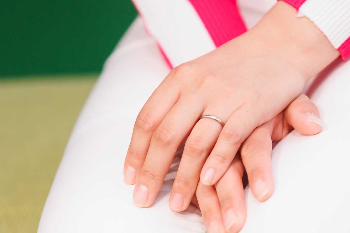 堀琴音の左手薬指に輝く結婚指輪　写真：山上忠