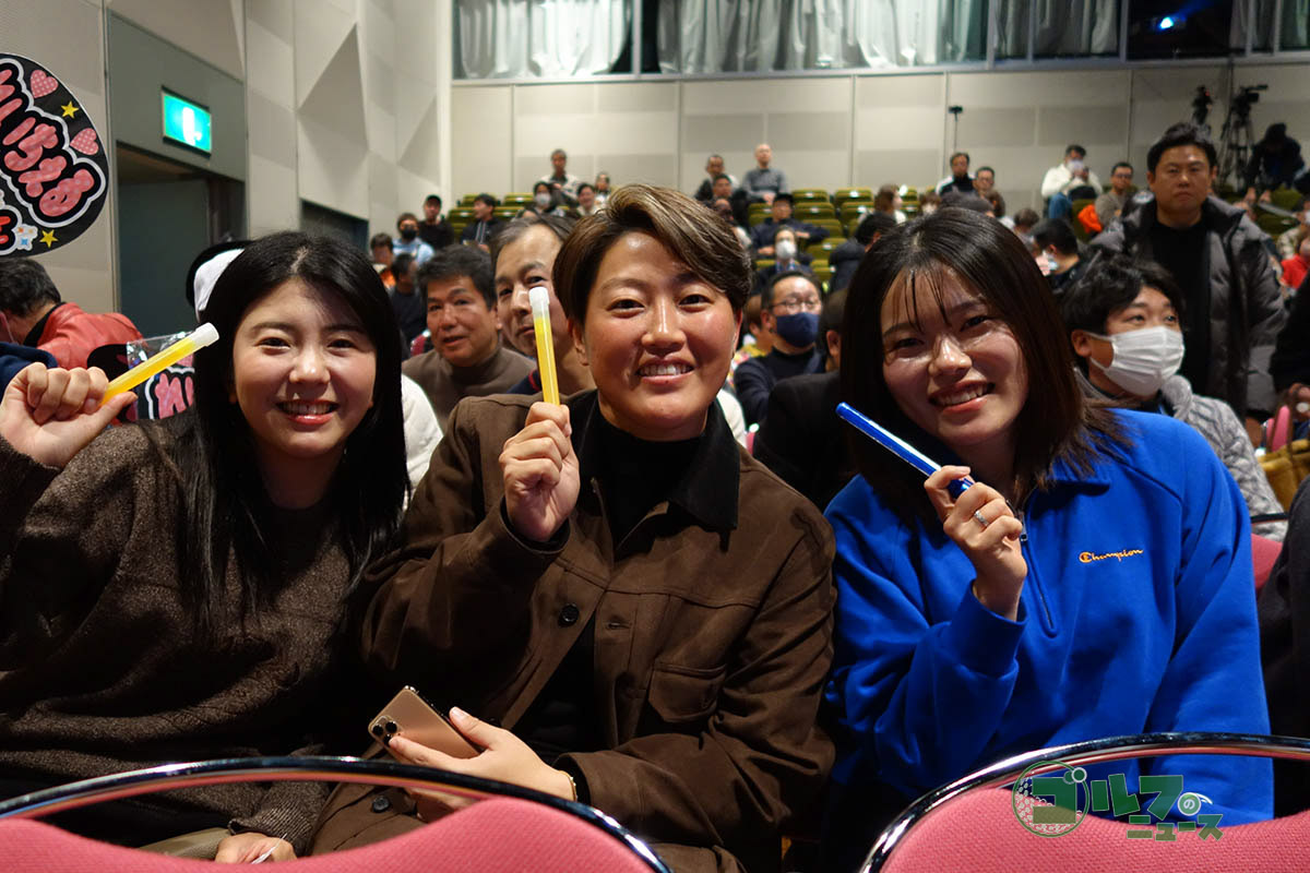 （左から）堀琴音、工藤遥加、勝みなみの女子プロ仲間