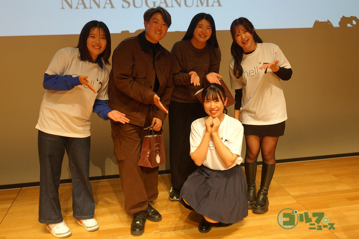 2人のライブに駆けつけた（後列左から）勝みなみ、工藤遥加、堀琴音、林菜乃子の女子プロ仲間