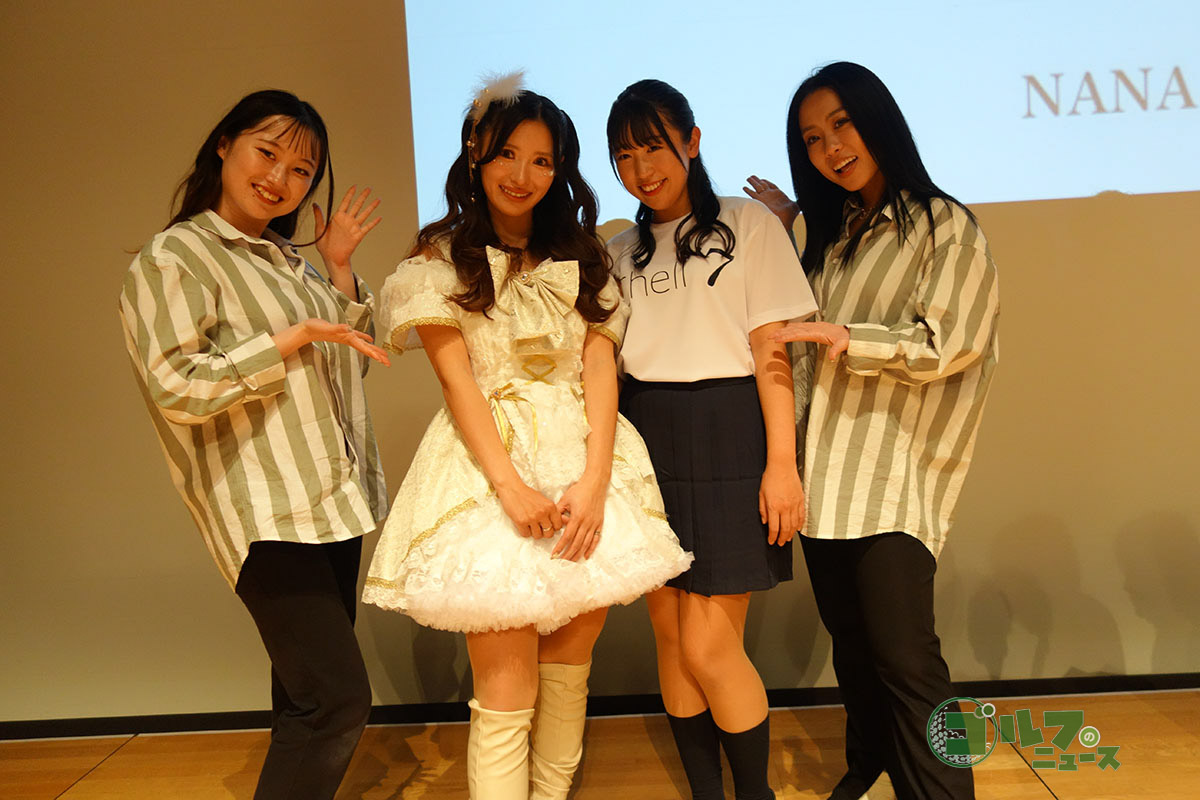 「Chell7（ちぇるなな）」のユニット名でアイドルライブを行った臼井麗香（中央左）と菅沼菜々（中央右）