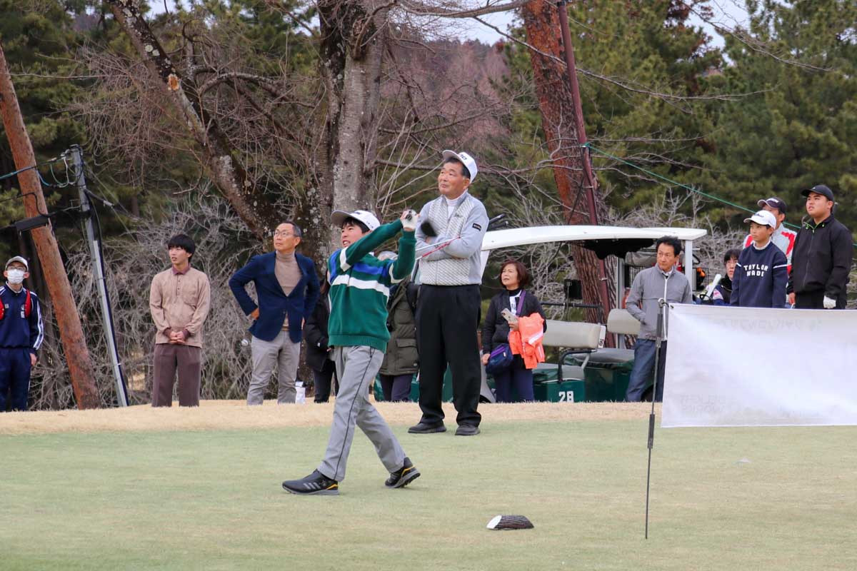中嶋常幸と「カサマジュニアクラブ」の子どもたち　写真：清流舎