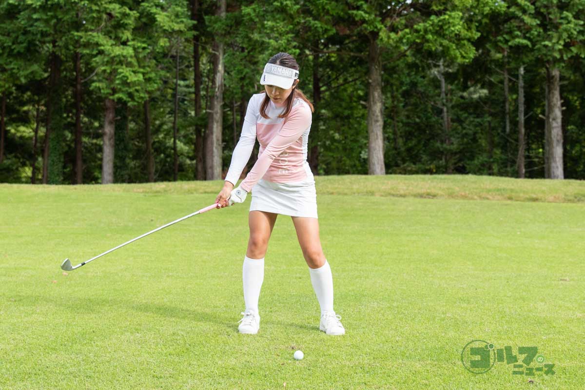 頭を右に動かしながらクラブを振り下ろしてヘッドを走らせる。スイング軸が左に傾かなくなり、ダックフックの原因であるアウトサイドイン軌道とリストの使い過ぎを防止できる