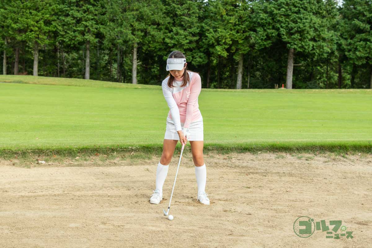 指一本ぶんクラブを短く握り、両足の真ん中より半個ぶん右にボールをセット。腕とクラブでL字を作るイメージでコックを入れて、腕と地面が水平になる位置までクラブを上げる。このセットアップと振り幅でフェアウェイバンカーの成功率はアップする
