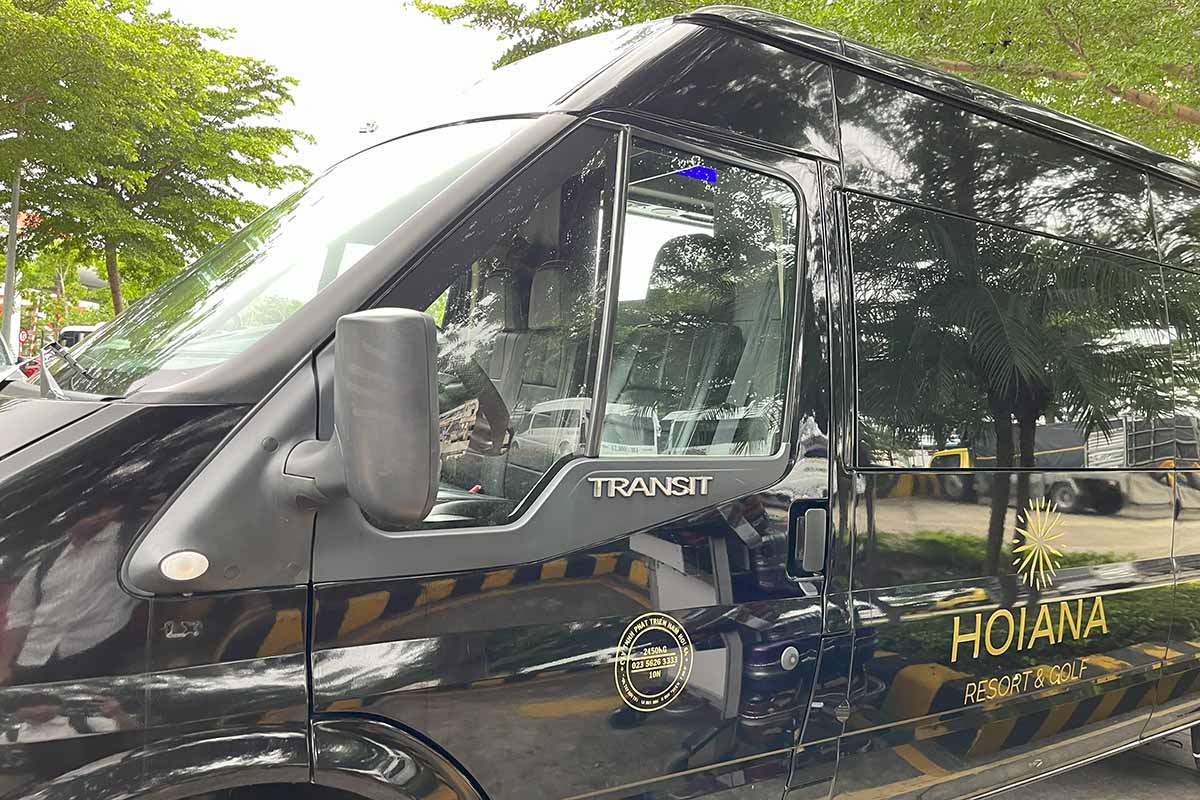 ダナン国際空港に到着するとホテルの真っ黒なバンがお出迎え