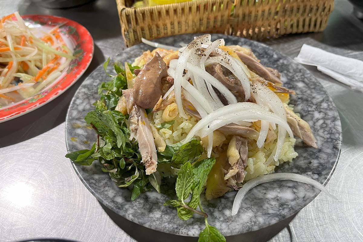 イチオシは「コムガー」。ホイアンの名物料理で、ゆでた鶏肉と、そのだしで炊いたご飯を一緒に食べる
