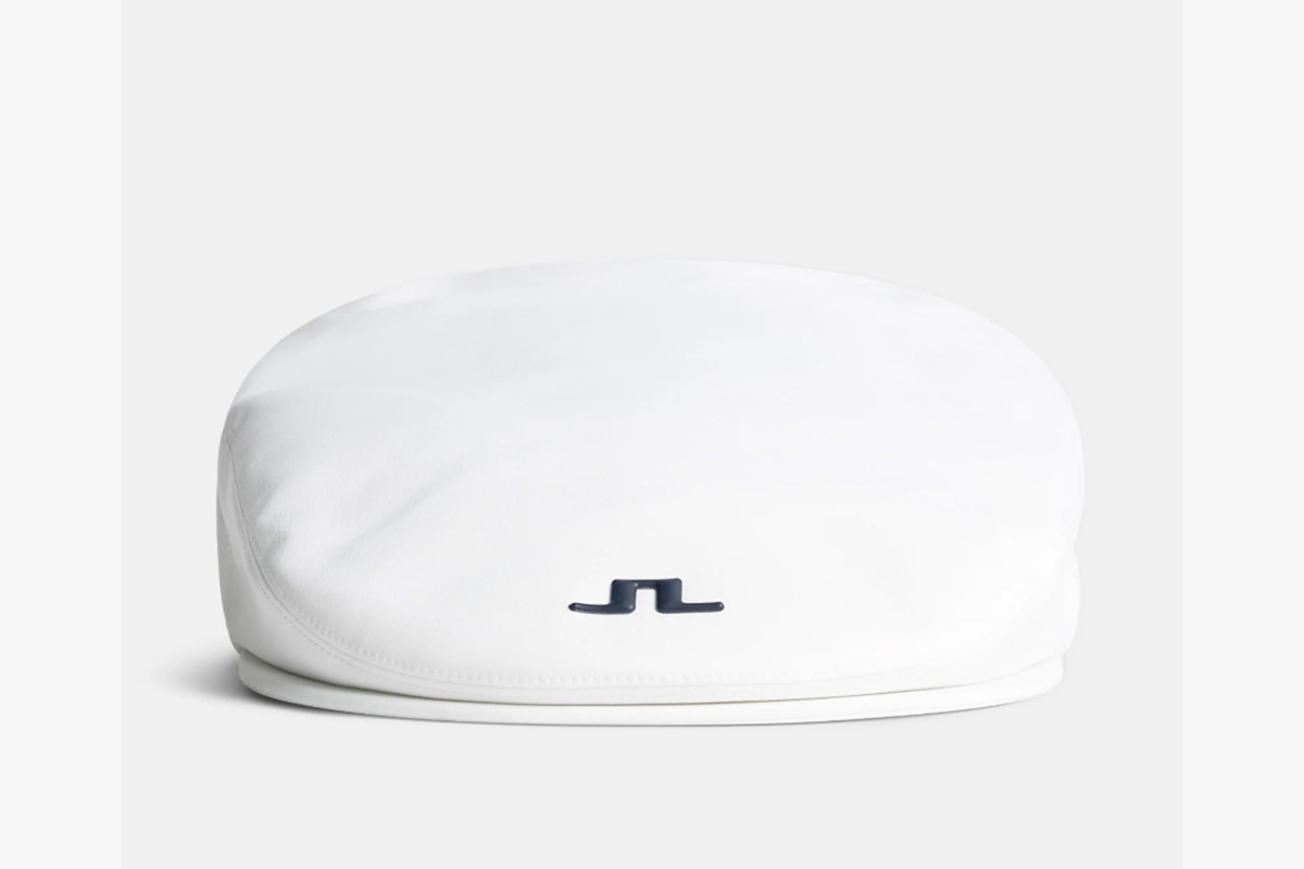 「J.LINDEBERG キャンベルフラットキャップ」　 伝統的なスタイルと現代的な機能性を兼ね備え、シリコン製のブリッジロゴ、汗止めバンド、速乾性の生地が特徴。40€（約6250円）　写真：J.LINDEBERG公式サイトより