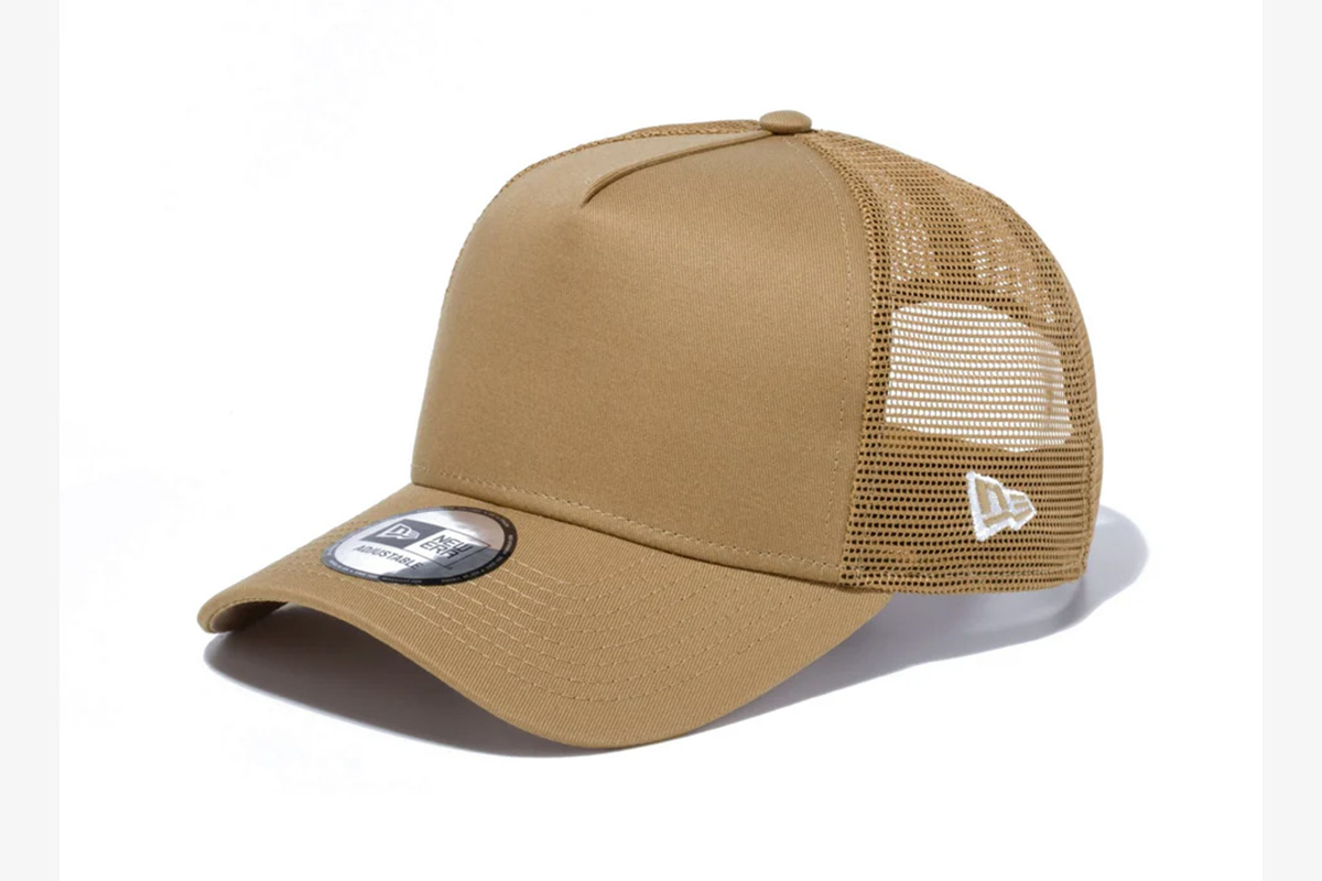 「ニューエラ 9FORTY A-Frame トラッカー ベーシック カーキ」　深めの被り心地が特徴。通気性の良いメッシュ仕様なので、蒸れにくく快適に着用することができる。 フロントにロゴのないシンプルな無地キャップ。　4400円（税込み）　写真：ニューエラ公式サイトより