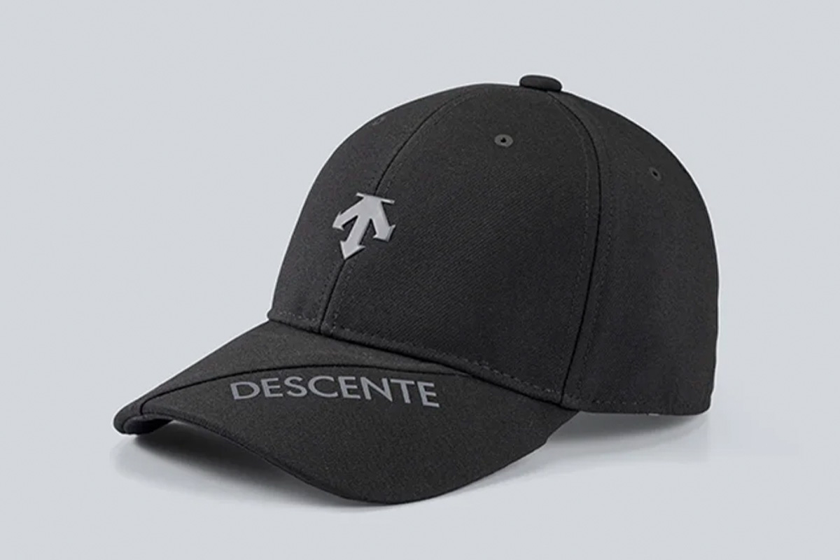 「デサントゴルフ コンフィーフィットキャップ」　ビン皮部に体温で形が変わる中芯（HUMOFIT(R)）を使用し 、庇を部分的にカットした着圧軽減庇を組み合わせた機能キャップ。　6600円（税込み）　写真：デサントゴルフ公式サイトより