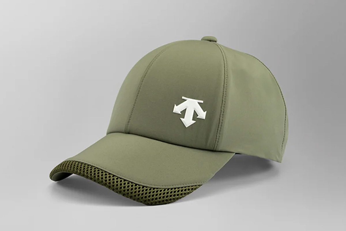 「デサントゴルフ レインキャップ」　庇先メッシュ素材を組み合わせ、雨垂れを緩和。　7700円（税込み）　写真：デサントゴルフ公式サイトより