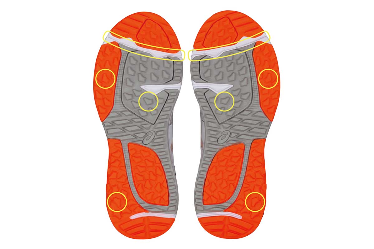 ソールのスタッドと屈曲溝がスイングと歩行をサポート