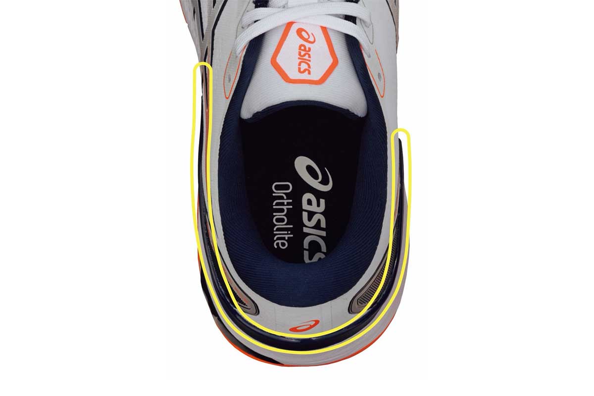 カカトの内側と外側にバックカウンターを配置し、かかとのホールド性とスイング時の安定性を追求