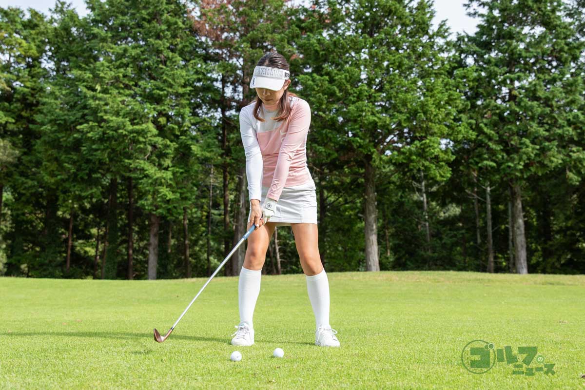 右足の前に仮想ボールを打つつもりでダウンスイング。最下点が左足寄りにズレなくなり、トップを防止できる応急処置