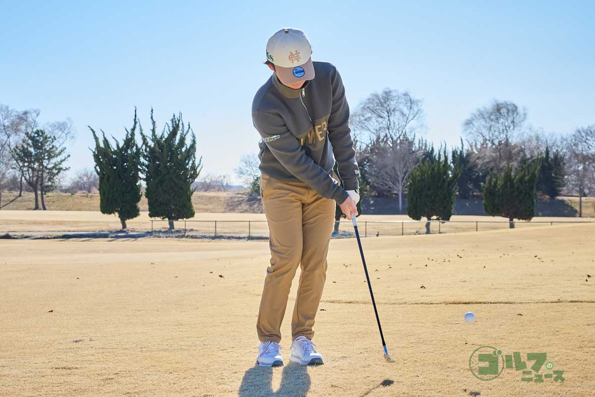 目標に対してスクエアに立ち、右足親指の前にボールをセット。この状態からツマ先を左に回してアドレス完成。ツマ先を目標側に向けると体がスムーズに回り、カップを狙いやすくなる
