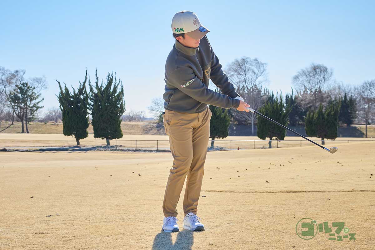目標に対してスクエアに立ち、右足親指の前にボールをセット。この状態からツマ先を左に回してアドレス完成。ツマ先を目標側に向けると体がスムーズに回り、カップを狙いやすくなる
