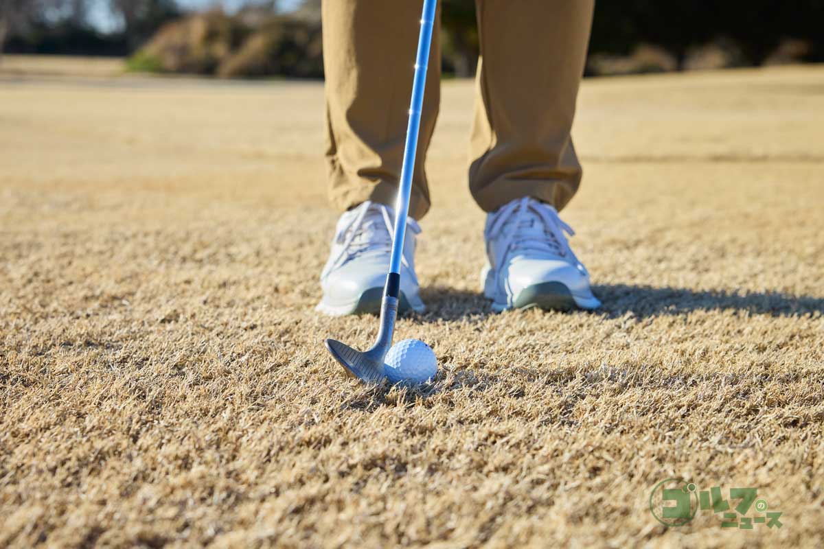 ボール位置は右足親指の前あたり。両足のセンターよりもやや右側にセットすると、ヘッドが上から入りやすくなってダフる危険性が減る