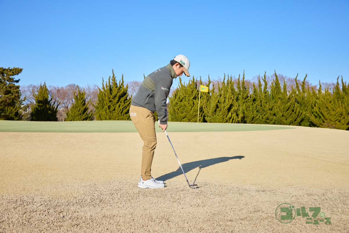 手元を上げてヒールを浮かせて構えたら、ヘッドを真っすぐ動かすことが大切。フォローではターゲットに向かってヘッドを出していくとラインが出しやすくなり、狙いどおりの球が打てる