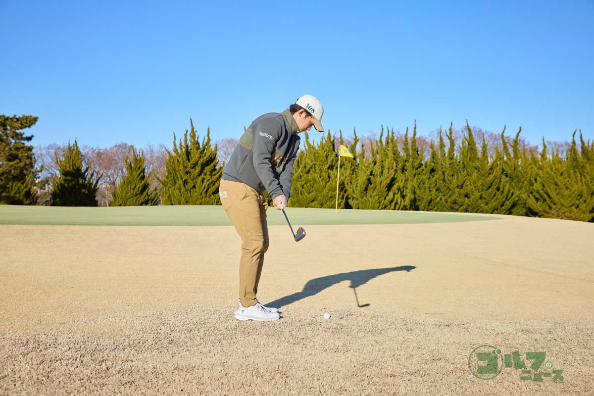 手元を上げてヒールを浮かせて構えたら、ヘッドを真っすぐ動かすことが大切。フォローではターゲットに向かってヘッドを出していくとラインが出しやすくなり、狙いどおりの球が打てる